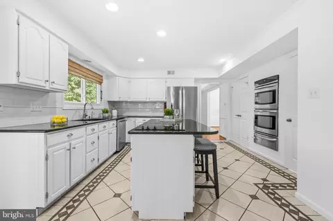 Kitchen - 2610 Paddock Gate Ct, Herndon, VA 20171 photo 3 of 6