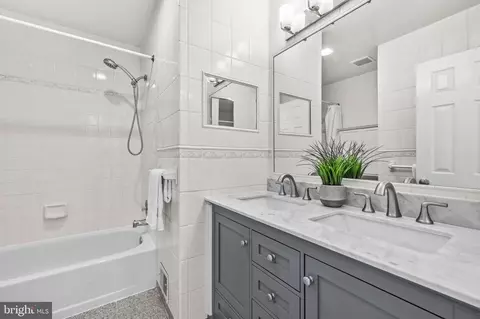 Bath - 2610 Paddock Gate Ct, Herndon, VA 20171 photo 5 of 6
