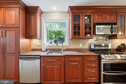 Kitchen - 9202 Setter Pl, Springfield, VA 22153 photo 3 of 4