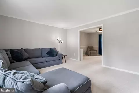 Living - 9202 Setter Pl, Springfield, VA 22153 photo 3 of 4