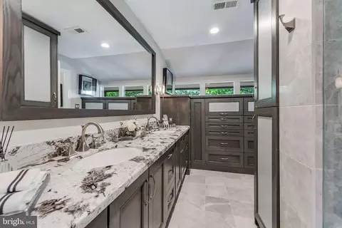 Bath - 11211 Wedge Dr, Reston, VA 20190 photo 4 of 7