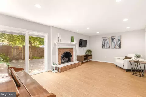 Living - 7357 Eldorado Ct, Mclean, VA 22102 photo 5 of 6