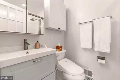 Bath - 7357 Eldorado Ct, Mclean, VA 22102 photo 2 of 7