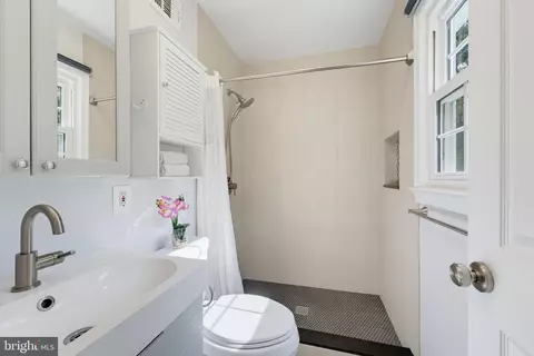 Bath - 8109 Overton Ct, Springfield, VA 22153 photo 3 of 6