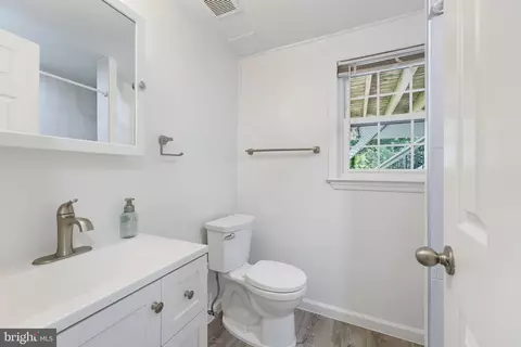 Bath - 8109 Overton Ct, Springfield, VA 22153 photo 5 of 6