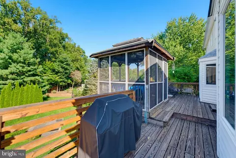 Exterior - 6900 Spur Rd, Springfield, VA 22153 photo 3 of 8