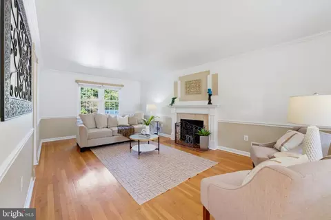 Living - 6900 Spur Rd, Springfield, VA 22153 photo 4 of 5