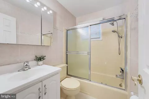 Bath - 6900 Spur Rd, Springfield, VA 22153 photo 3 of 3