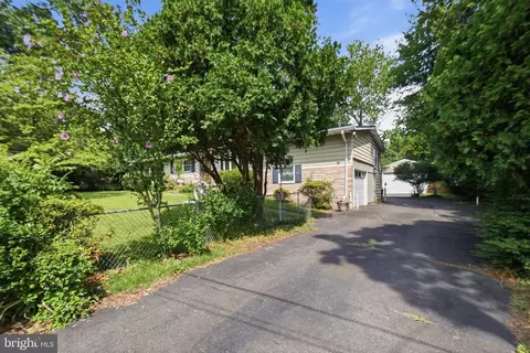 511 Malcolm Rd NW, Vienna, VA 22180 photo 2