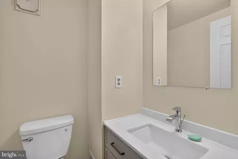 Bath - 7204 Gentian Ct, Springfield, VA 22152 photo 4 of 6