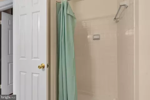 Bath - 7204 Gentian Ct, Springfield, VA 22152 photo 5 of 6