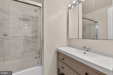 Bath - 7204 Gentian Ct, Springfield, VA 22152 photo 3 of 6