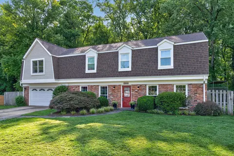 8000 Woodcroft Ct, Dunn Loring, VA 22027