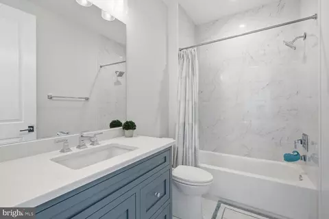 Bath - 6909 Arbor Ln, Mclean, VA 22101 photo 2 of 9