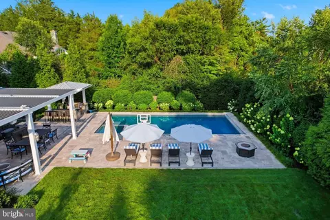 Exterior - 6909 Arbor Ln, Mclean, VA 22101 photo 17 of 19