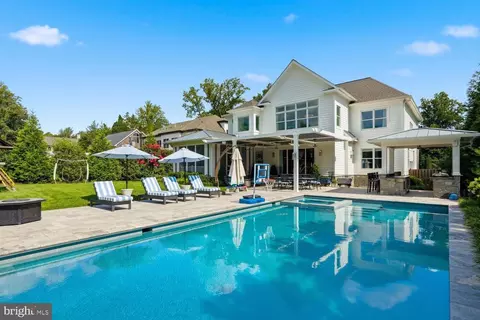 Exterior - 6909 Arbor Ln, Mclean, VA 22101 photo 11 of 19