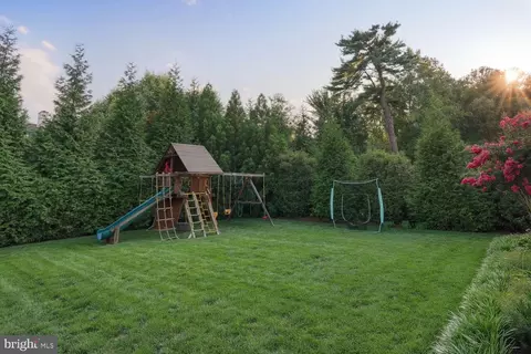 Exterior - 6909 Arbor Ln, Mclean, VA 22101 photo 16 of 19
