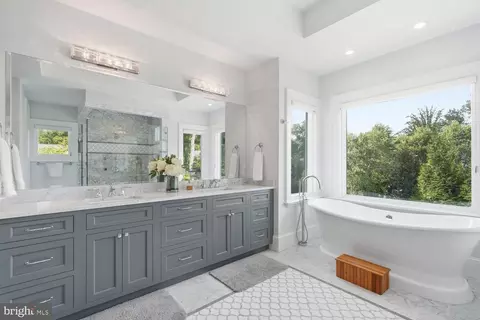 Bath - 6909 Arbor Ln, Mclean, VA 22101 photo 7 of 9