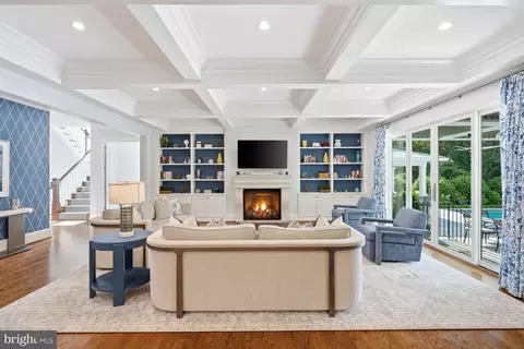 Living - 6909 Arbor Ln, Mclean, VA 22101 photo 4 of 5