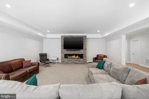 Living - 6909 Arbor Ln, Mclean, VA 22101 photo 5 of 5