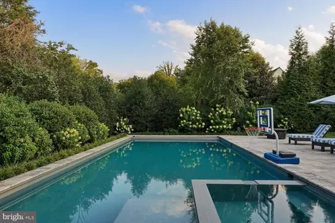 Exterior - 6909 Arbor Ln, Mclean, VA 22101 photo 12 of 19