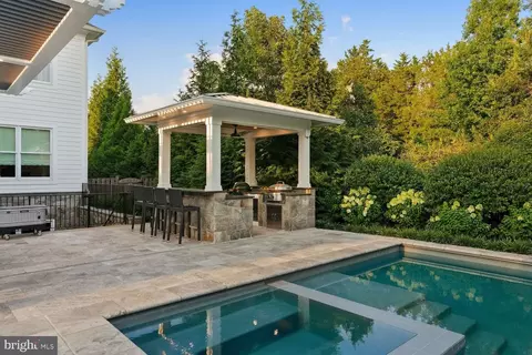 Exterior - 6909 Arbor Ln, Mclean, VA 22101 photo 13 of 19