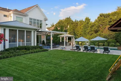 Exterior - 6909 Arbor Ln, Mclean, VA 22101 photo 15 of 19