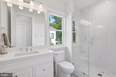 Bath - 6909 Arbor Ln, Mclean, VA 22101 photo 8 of 9