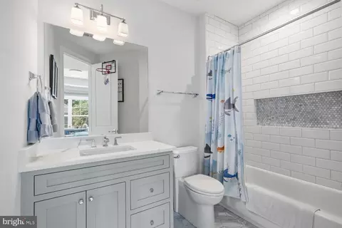 Bath - 6909 Arbor Ln, Mclean, VA 22101 photo 4 of 9