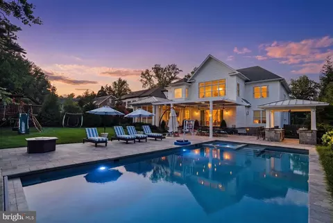Exterior - 6909 Arbor Ln, Mclean, VA 22101 photo 3 of 19