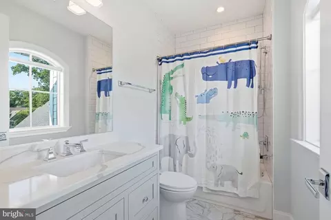 Bath - 6909 Arbor Ln, Mclean, VA 22101 photo 3 of 9