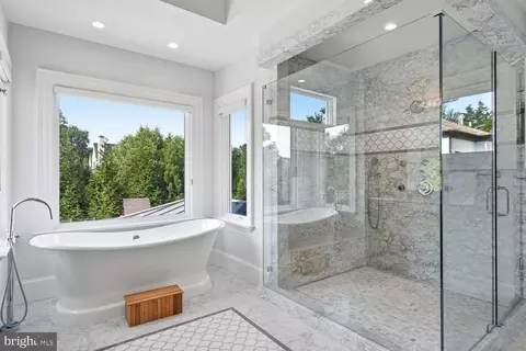 Bath - 6909 Arbor Ln, Mclean, VA 22101 photo 6 of 9