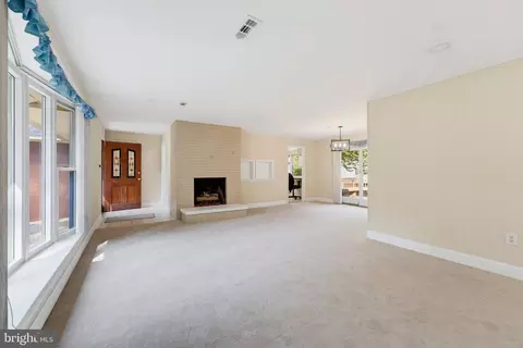 Living - 5246 Guinea Rd, Burke, VA 22015 photo 4 of 7