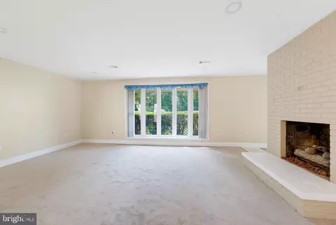 Living - 5246 Guinea Rd, Burke, VA 22015 photo 5 of 7