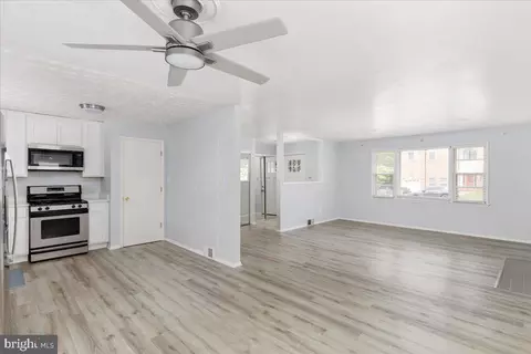 Living - 7410 Dickenson St, Springfield, VA 22150 photo 5 of 6
