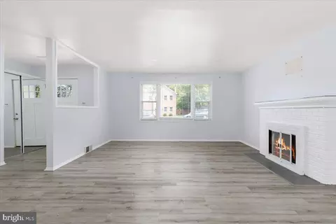 Living - 7410 Dickenson St, Springfield, VA 22150 photo 2 of 6