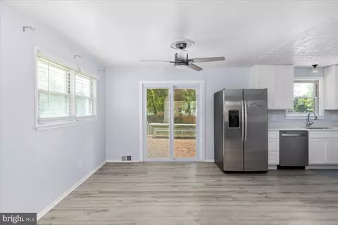 Living - 7410 Dickenson St, Springfield, VA 22150 photo 4 of 6