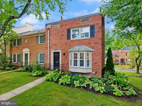 Exterior - 8331 Wickham Rd, Springfield, VA 22152 photo 3 of 9