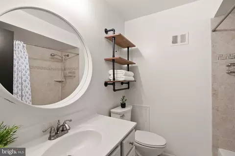 Bath - 8331 Wickham Rd, Springfield, VA 22152 photo 3 of 4