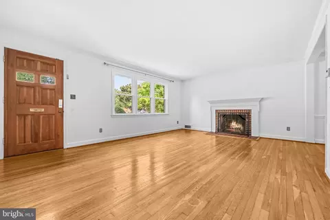 Living - 5313 Atlee Pl, Springfield, VA 22151 photo 4 of 9
