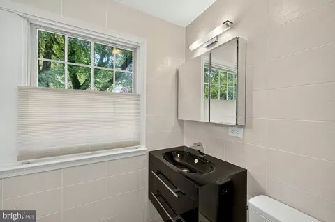 Bath - 7124 Thrasher Rd, Mclean, VA 22101 photo 5 of 6