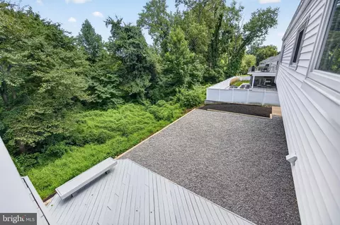 Exterior - 7124 Thrasher Rd, Mclean, VA 22101 photo 7 of 8
