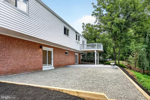 Exterior - 7124 Thrasher Rd, Mclean, VA 22101 photo 6 of 8