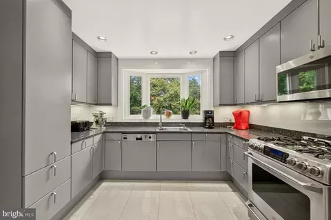 Kitchen - 7124 Thrasher Rd, Mclean, VA 22101 photo 4 of 6