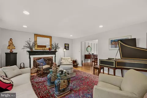 Living - 7124 Thrasher Rd, Mclean, VA 22101 photo 2 of 8