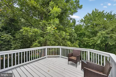 Exterior - 7124 Thrasher Rd, Mclean, VA 22101 photo 3 of 8