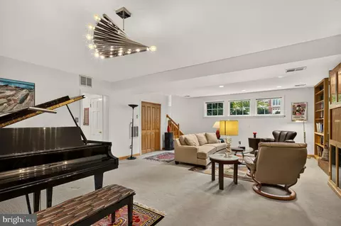 Living - 7124 Thrasher Rd, Mclean, VA 22101 photo 8 of 8
