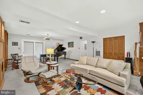 Living - 7124 Thrasher Rd, Mclean, VA 22101 photo 7 of 8