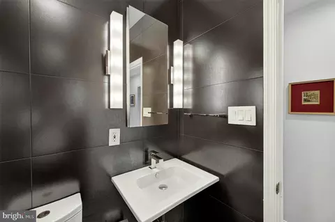 Bath - 7124 Thrasher Rd, Mclean, VA 22101 photo 2 of 6