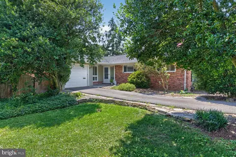 Exterior - 6841 Strata St, Mclean, VA 22101 photo 1 of 4
